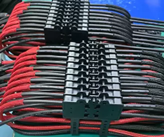 Funda trenzada expandible de PET utilizada para mazos de cables del conector de alimentaci&oacute;n multipin